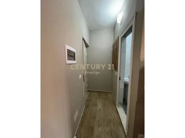 Tirane, jepet me qera garsonier 1+1 Kati 3, 22 m² 300 € (Xhamlliku)