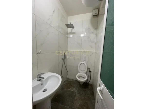 Tirane, jepet me qera garsonier 1+1 Kati 3, 22 m² 300 € (Xhamlliku)