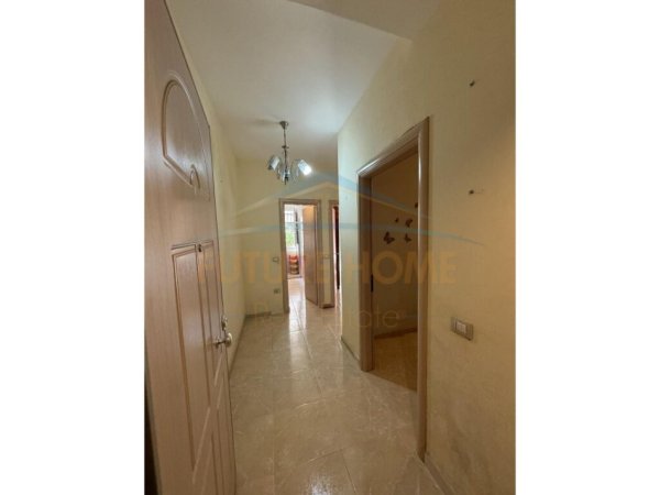 Tirane, jepet me qera apartament 2+1+Ballkon Kati 2, 100 m² 420 € (Fresku)