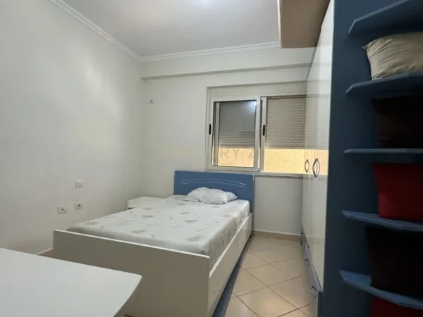 Tirane, jepet me qera apartament 3+1+Ballkon Kati 1, 400 € (hamdi lika)