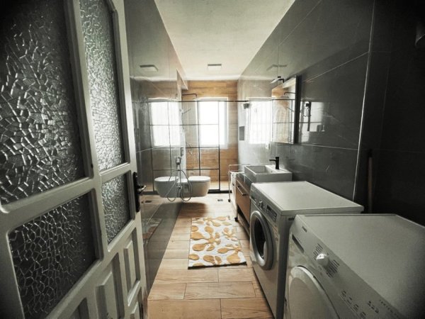 Tirane, jepet me qera apartament 2+1 Kati 5, 88 m² 550 € (Rruga Kosovareve)