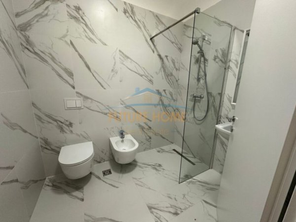 Tirane, jepet me qera apartament 2+1+Ballkon Kati 3, 107 m² 950 € (Rruga e kavajes)