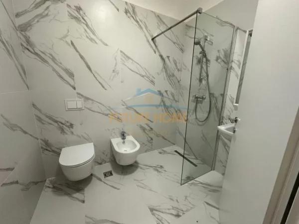 Tirane, jepet me qera apartament 2+1+Ballkon Kati 3, 107 m² 950 € (Rruga e kavajes)