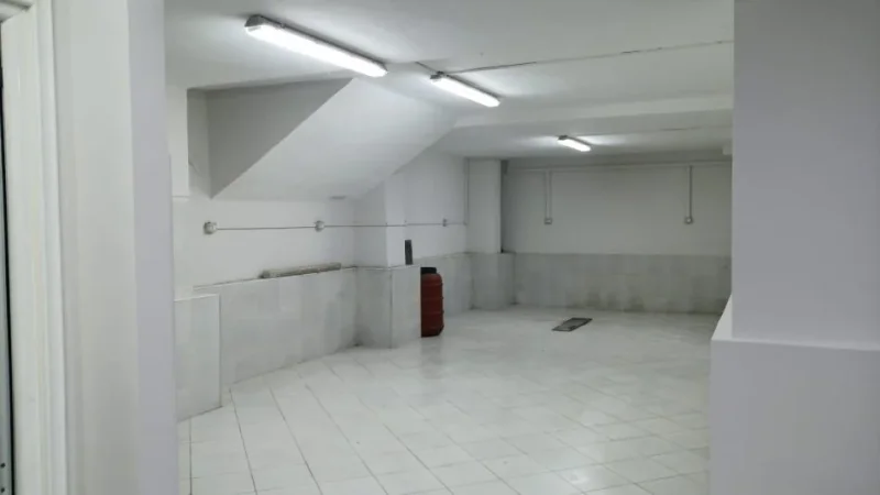 Tirane, shitet magazine Kati -1, 110 m² 80.000 € (Irfan Tomini)