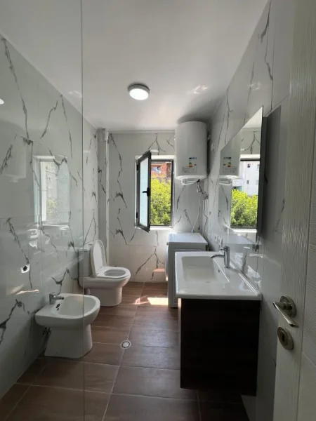 Tirane, jepet me qera apartament 1+1 Kati 3, 53 m² 400 € (Ferit Xhajko)