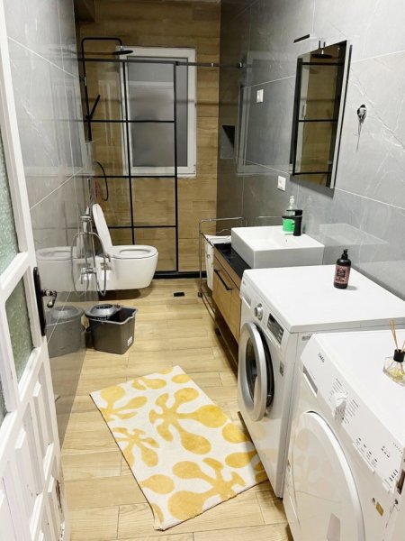 Tirane, jepet me qera 2+1+Ballkon Kati 5, 90 m² 550 € (Sheshi Willson)