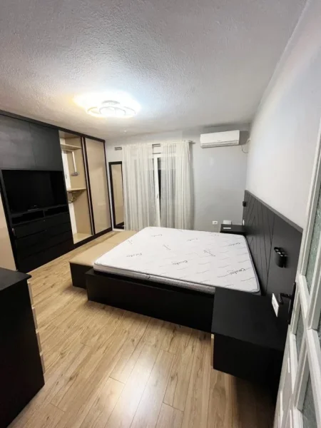 Tirane, jepet me qera 2+1+Ballkon Kati 5, 90 m² 550 € (Sheshi Willson)