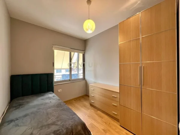 Tirane, jepet me qera apartament 2+1 Kati 10, 90 m² 700 € (Komuna e Parisit)