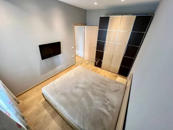 Tirane, jepet me qera apartament 2+1 Kati 10, 90 m² 700 € (Komuna e Parisit)