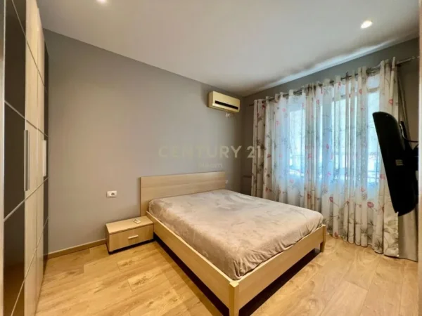 Tirane, jepet me qera apartament 2+1 Kati 10, 90 m² 700 € (Komuna e Parisit)