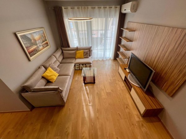 Tirane, jepet me qera apartament 2+1 Kati 10, 90 m² 700 € (Komuna e Parisit)