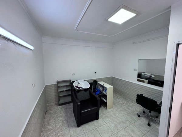 Tirane, jepet me qera ambjent biznesi Kati 0, 17 m² 300 € (Rruga Mine Peza)
