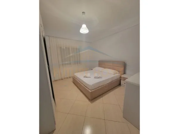 Tirane, jepet me qera 1+1 Kati 1, 50 m² 350 € (Porcelan)