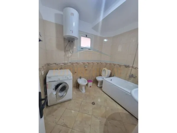 Tirane, jepet me qera 1+1 Kati 1, 50 m² 350 € (Porcelan)