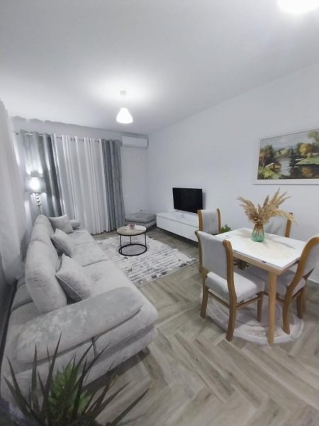Tirane, jepet me qera apartament 1+1 Kati 3, 600 € (Rruga Bilal Sina)