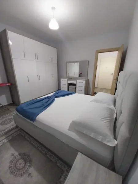 Tirane, jepet me qera apartament 1+1 Kati 3, 600 € (Rruga Bilal Sina)