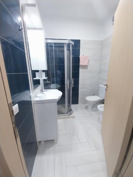 Tirane, jepet me qera apartament 1+1 Kati 3, 600 € (Rruga Bilal Sina)