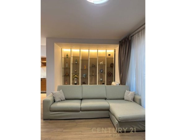 Tirane, jepet me qera apartament 1+1 Kati 10, 700 m² 700 € (petro nin)