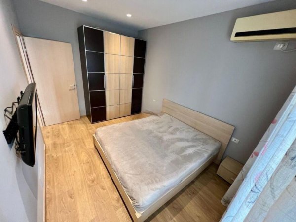 Tirane, jepet me qera apartament 2+1+Ballkon Kati 10, 92 m² 700 € (Komuna e Parisit)