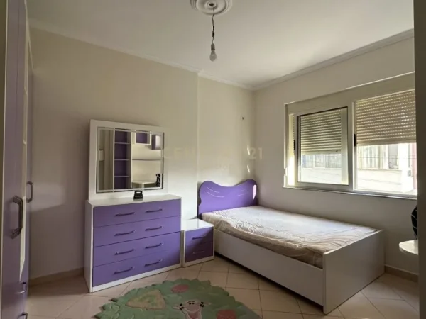 Tirane, jepet me qera apartament 3+1 Kati 1, 130 m² 400 € (fresk)