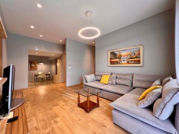Tirane, jepet me qera apartament 2+1+Ballkon Kati 10, 90 m² 700 € (Komuna e Parisit)
