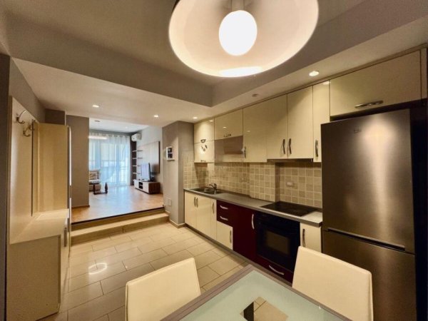 Tirane, jepet me qera apartament 2+1+Ballkon Kati 10, 90 m² 700 € (Komuna e Parisit)