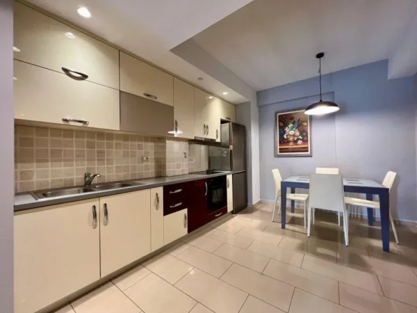 Tirane, jepet me qera apartament 2+1+Ballkon Kati 10, 90 m² 700 € (Komuna e Parisit)