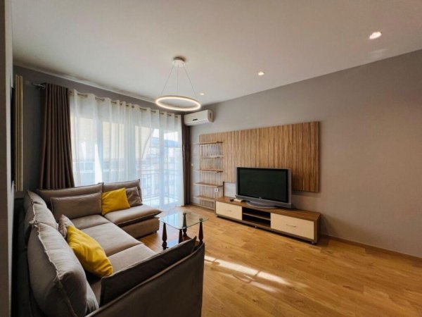 Tirane, jepet me qera apartament 2+1 Kati 10, 90 m² 700 € (Komuna e Parisit)