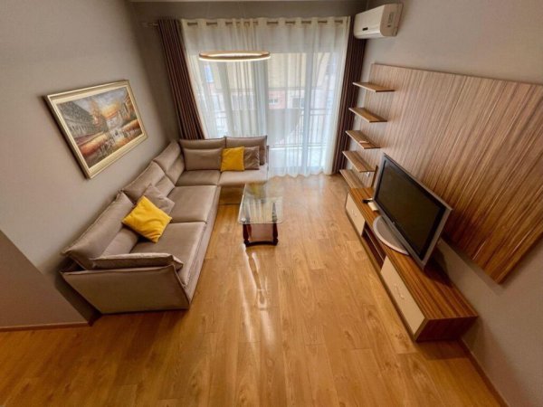 Tirane, jepet me qera apartament 2+1 Kati 10, 90 m² 700 € (Komuna e Parisit)