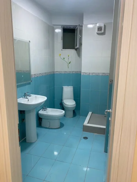 Tirane, jepet me qera ambjent biznesi Kati 1, 80 m² 600 € (Selvia)