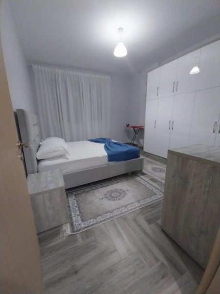 Tirane, jepet me qera apartament 1+1 Kati 3, 100 m² 600 € (Bilal Sina)