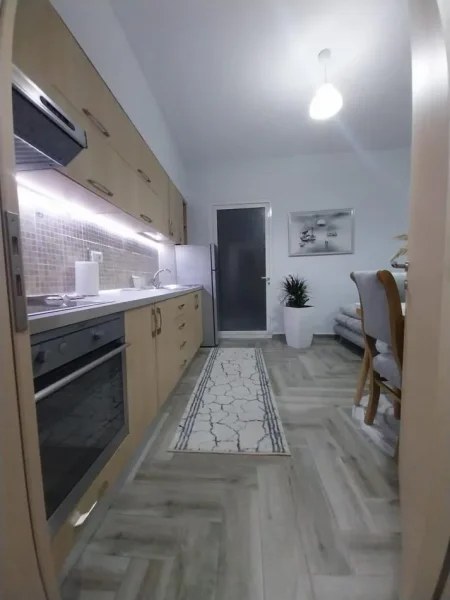 Tirane, jepet me qera apartament 1+1 Kati 3, 100 m² 600 € (Bilal Sina)