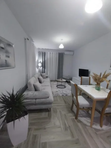 Tirane, jepet me qera apartament 1+1 Kati 3, 100 m² 600 € (Bilal Sina)