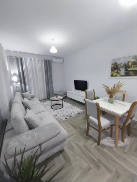Tirane, jepet me qera apartament 1+1 Kati 3, 100 m² 600 € (Bilal Sina)