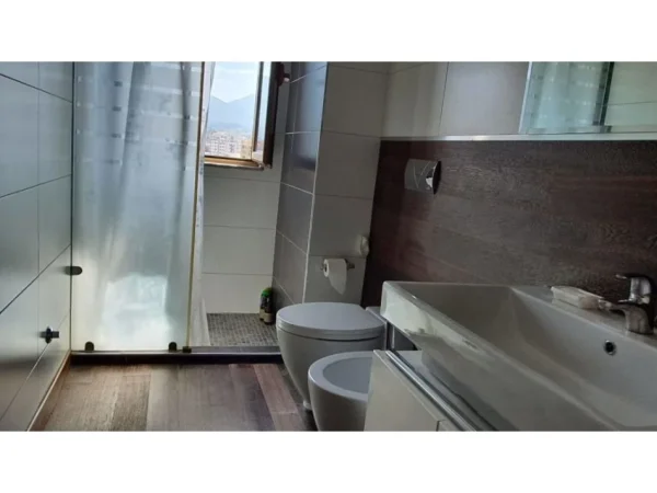 Tirane, jepet me qera apartament 3+1+Ballkon Kati 8, 143 m² 900 € (Rr Elbasanit)