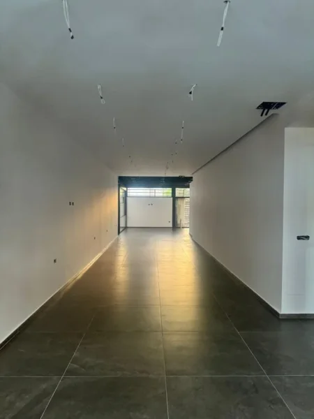 Tirane, jepet me qera ambjent biznesi Kati 0, 130 m² 2.400 € (Kristal Center)