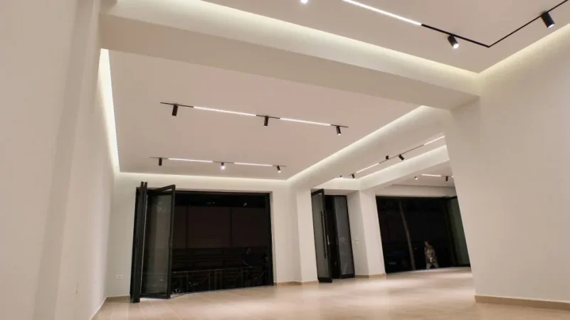 Tirane, jepet me qera dyqan Kati 0, 125 m² 2.400 € (Rruga Bill Klinton)