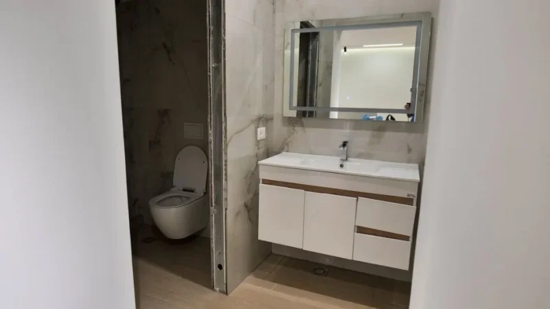 Tirane, jepet me qera dyqan Kati 0, 125 m² 2.400 € (Rruga Bill Klinton)