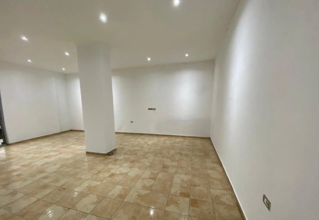 Tirane, jepet me qera dyqan Kati 0, 55 m² 350 € (Rr.Besim Alla)