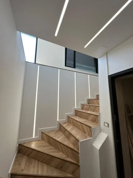 Tirane, jepet me qera zyre Kati 8, 164 m² 1.800 € (Rruga e Kavajes)