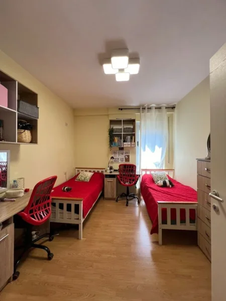 Tirane, shitet apartament 2+1+Ballkon Kati 4, 95 m² 170.000 € i diskutueshem (Rruga Stavri Themeli, Perballe Delijorgjit)