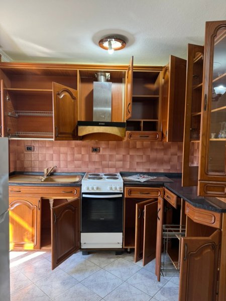 Tirane, jepet me qera apartament 2+1+Ballkon Kati 5, 100 m² 500 € (Rruga Ferit Xhajko , te ish restorant durrsi)