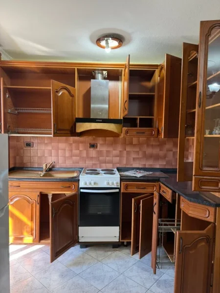 Tirane, jepet me qera apartament 2+1+Ballkon Kati 5, 100 m² 500 € (Rruga Ferit Xhajko , te ish restorant durrsi)