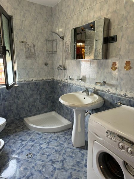 Tirane, jepet me qera apartament 2+1+Ballkon Kati 5, 100 m² 500 € (Rruga Ferit Xhajko , te ish restorant durrsi)