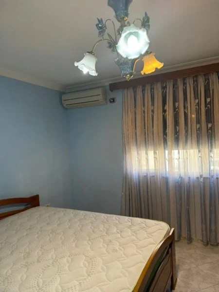 Tirane, jepet me qera apartament 2+1+Ballkon Kati 5, 100 m² 500 € (Rruga Ferit Xhajko , te ish restorant durrsi)