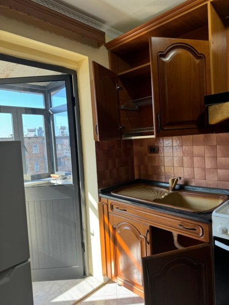 Tirane, jepet me qera apartament 2+1+Ballkon Kati 5, 100 m² 500 € (Rruga Ferit Xhajko , te ish restorant durrsi)