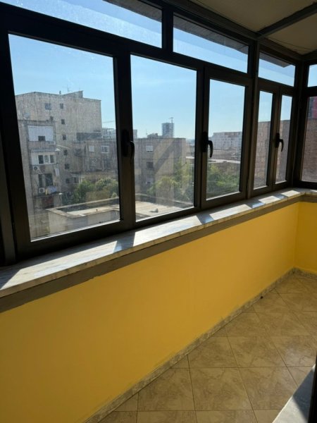 Tirane, jepet me qera apartament 2+1+Ballkon Kati 5, 100 m² 500 € (Rruga Ferit Xhajko , te ish restorant durrsi)