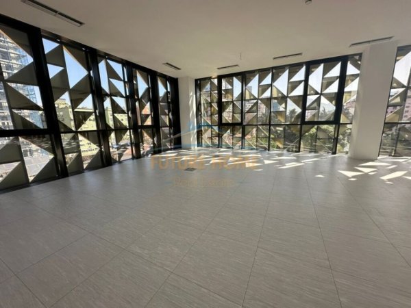 Tirane, jepet me qera ambjent biznesi Kati 1, 199 m² 4.000 € (BLLOK)