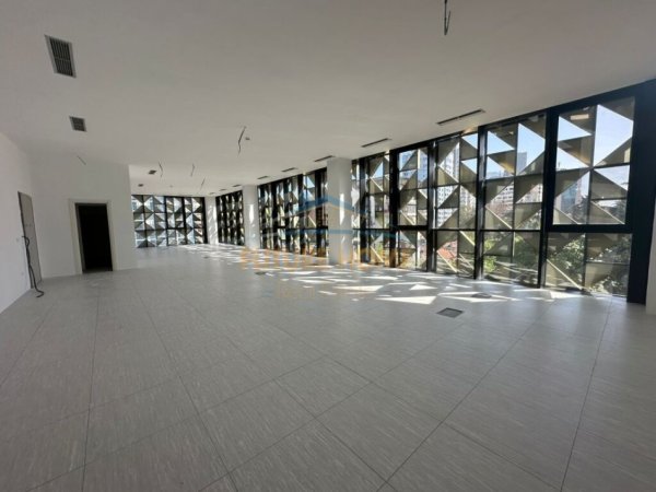 Tirane, jepet me qera ambjent biznesi Kati 1, 199 m² 4.000 € (BLLOK)