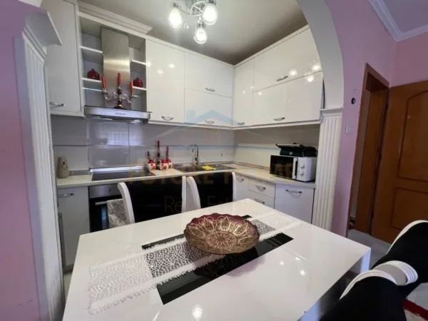 Tirane, jepet me qera apartament 2+1+Aneks+Ballkon Kati 4, 75 m² 500 € (Ish Parku)